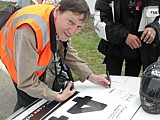 Der berhmte Autor Paul Skilleter signiert en 44 Tribute Car